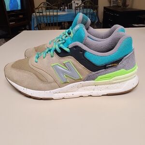New Balance 997H casual running sneakers fits size 9 1/2 in Women's